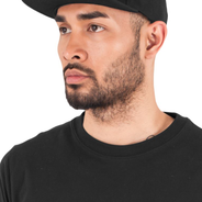 Snapback Cap mit flachem Schirm