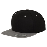 Snapback Cap mit flachem Schirm