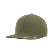 Snapback Cap mit flachem Schirm