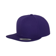 Snapback Cap mit flachem Schirm
