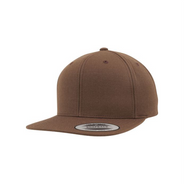 Snapback Cap mit flachem Schirm